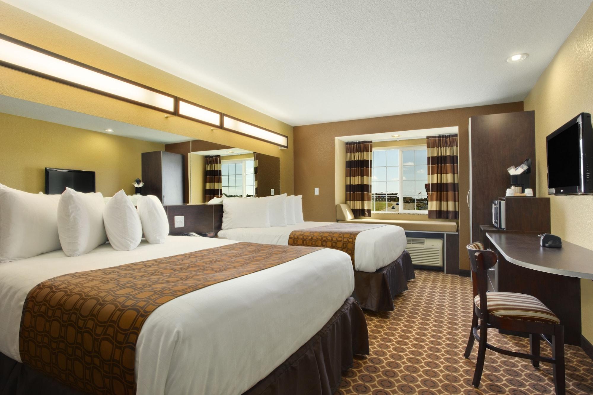 Microtel Inn & Suites By Wyndham Дікінсон Екстер'єр фото