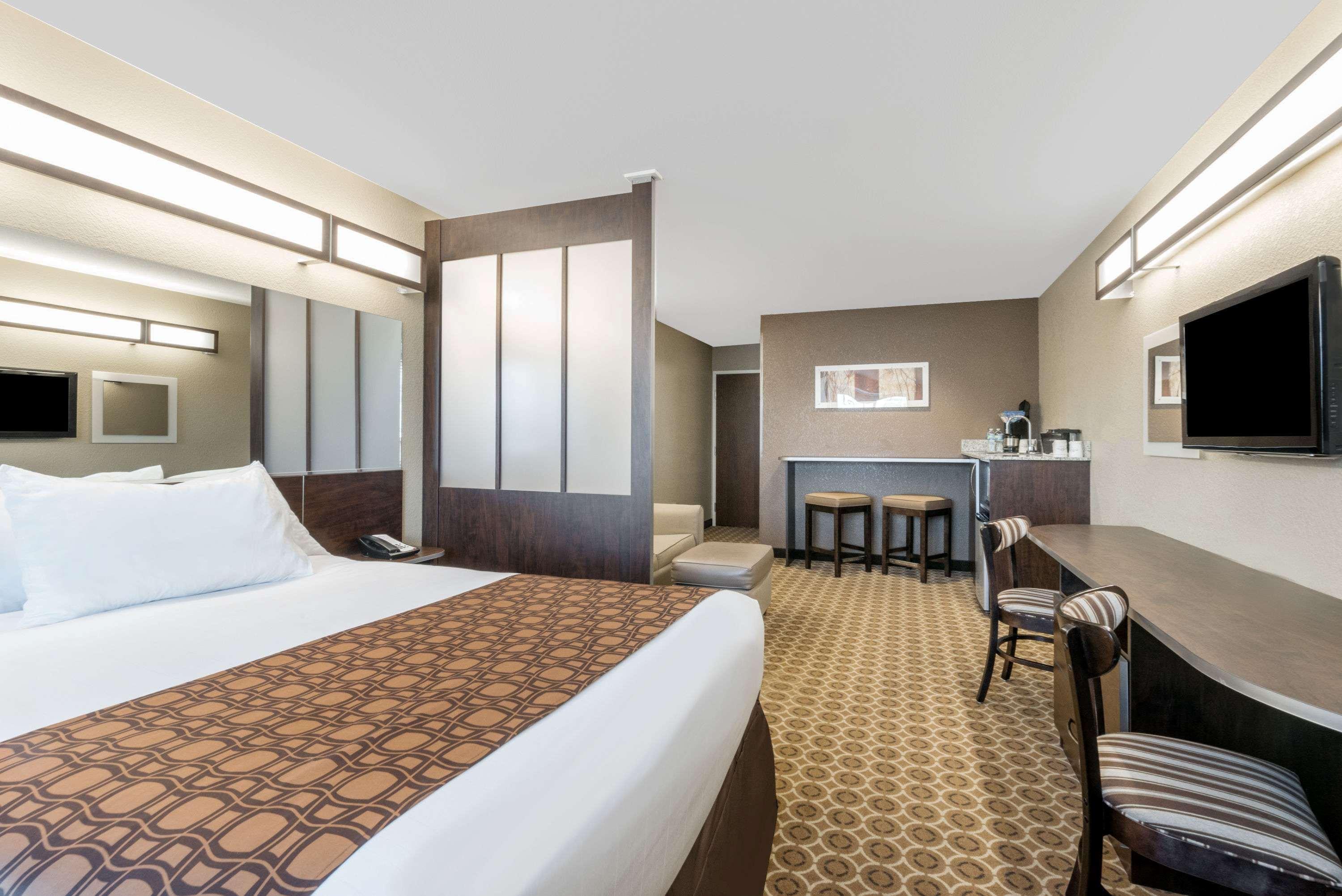 Microtel Inn & Suites By Wyndham Дікінсон Екстер'єр фото